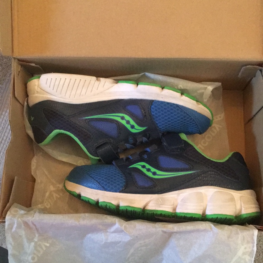 Boys 1 wide Saucony tennis shoes